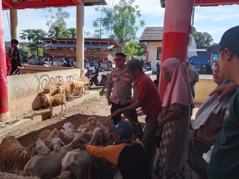 Bhabinkamtibmas Polsek Ciawigebang Berikan Himbauan Kamtibmas kepada Pedagang Domba Jelang Idul Adha 1447 H di Pasar Hewan Ciawigebang Saat Patroli KRYD Siang Hari