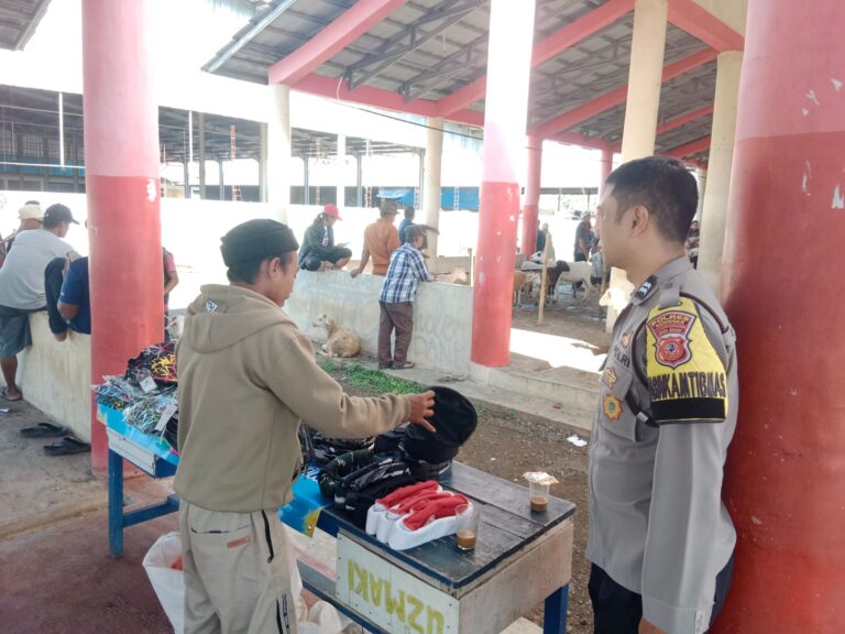 Bhabinkamtibmas Polsek Ciawigebang Sambangi Pedagang Pasar Induk Ciawigebang, Sampaikan Imbauan Kamtibmas Jelang Idul Adha 1447 H Saat Patroli KRYD Siang Hari