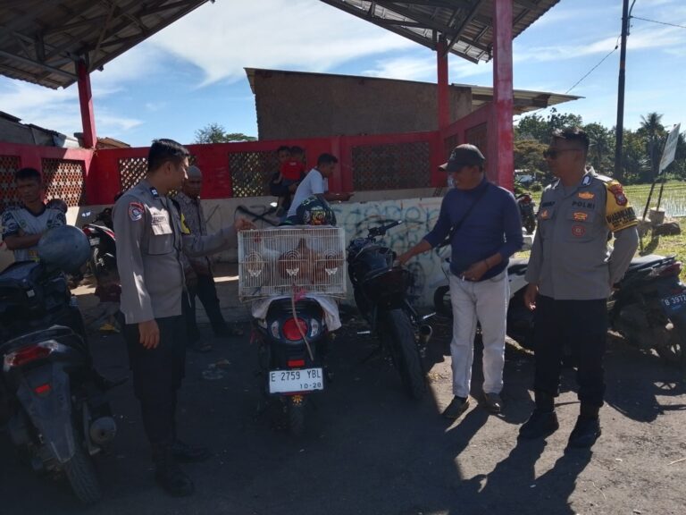 Patroli KRYD Siang Hari Bhabinkamtibmas Polsek Ciawigebang Hadir di Pasar Induk Ciawigebang, Jaga Kondusifitas Menjelang Idul Adha 1447 H