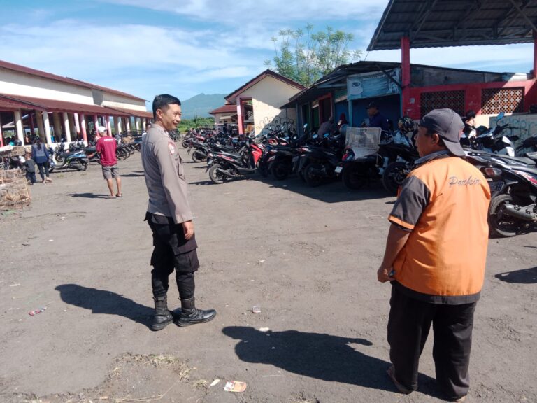 Bhabinkamtibmas Polsek Ciawigebang Sambangi Juru Parkir Pasar Hewan Ciawigebang, Sampaikan Imbauan Kamtibmas Jelang Idul Adha 1447 H Saat Patroli KRYD Siang Hari