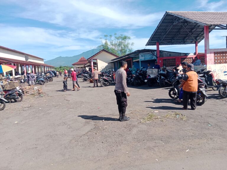 Sambangi Juru Parkir Pasar Hewan Ciawigebang, Bhabinkamtibmas Polsek Ciawigebang Ajak Jaga Kamtibmas Jelang Idul Adha 1447 H Saat Patroli KRYD Siang Hari