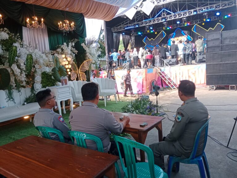 Bhabinkamtibmas Polsek Ciawigebang Bersama Pol PP Kecamatan Ciawigebang Amankan Hiburan Organ Dangdut di Padarama