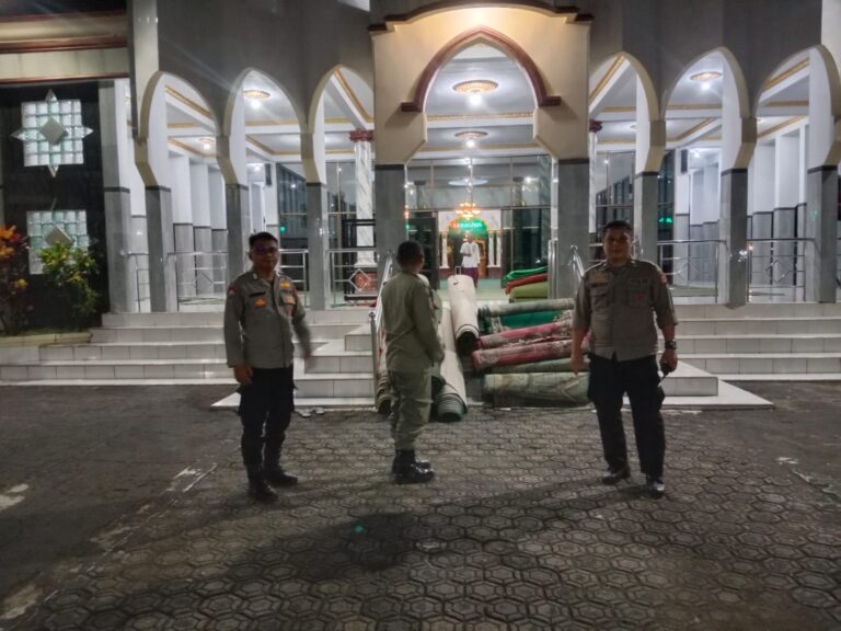 Patroli KRYD Malam Hari, Personel Polsek Ciawigebang dan Pol PP Antisipasi Gangguan Kamtibmas Malam Takbiran Idul Adha