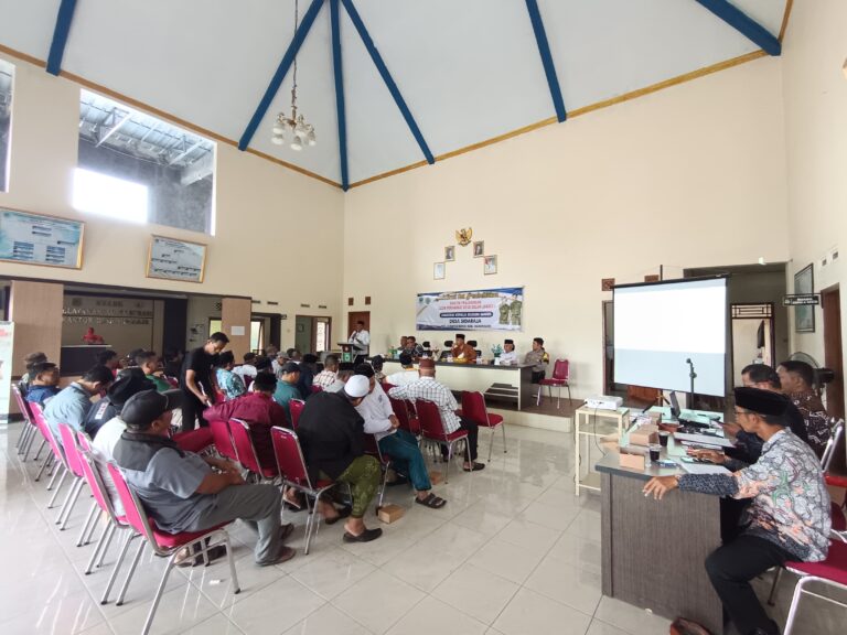 Bhabinkamtibmas Desa Sidaraja Polsek Ciawigebang Hadiri Sosialisasi dan Pembentukan Panitia Penjaringan Kadus Manis
