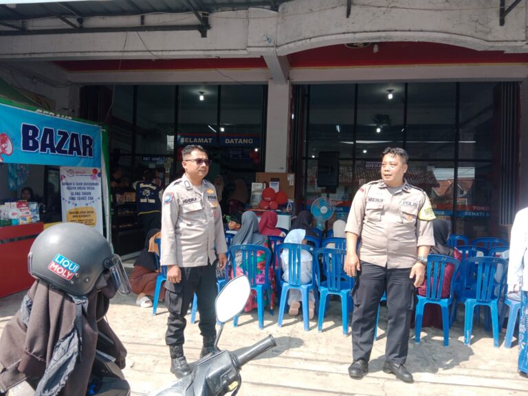 Bhabinkamtibmas Polsek Ciawigebang Polres Kuningan Amankan HUT Toko Sehati Dua