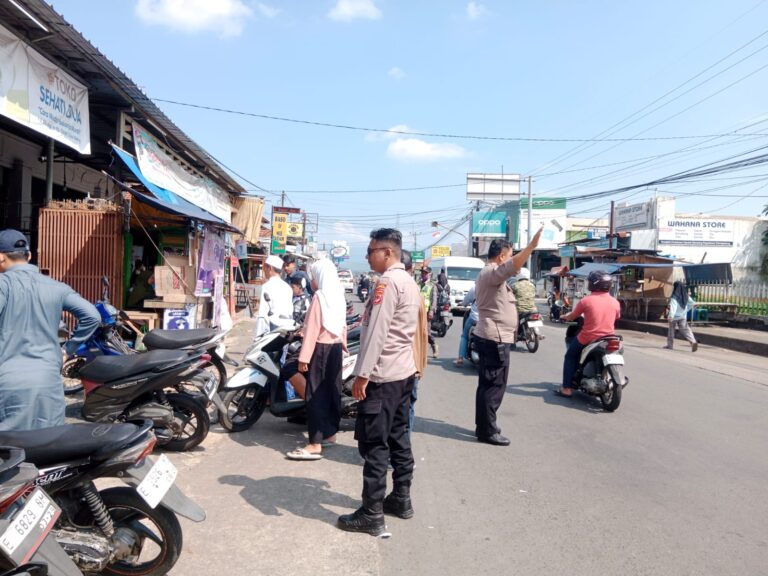 Bhabinkamtibmas Polsek Ciawigebang Polres Kuningan Laksanakan Pengamanan Acara Ulang Tahun Toko Sehati Dua