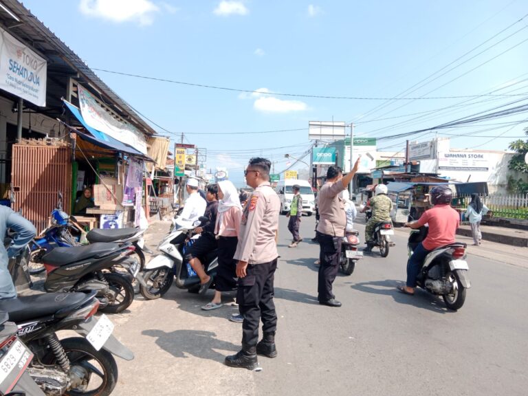 Polri Hadir di Tengah Masyarakat, Bhabinkamtibmas Polsek Ciawigebang Polres Kuningan Amankan HUT Toko Sehati Dua