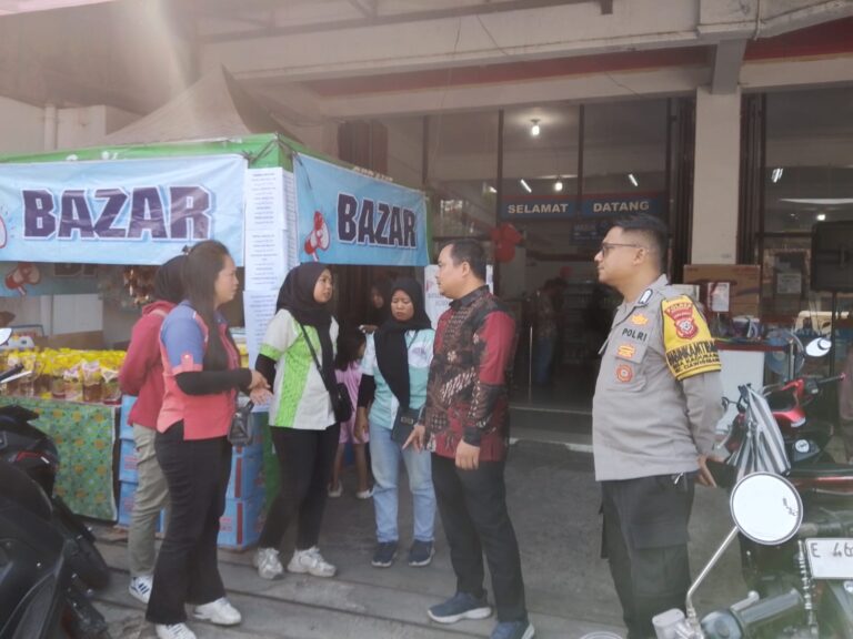 Bhabinkamtibmas Polsek Ciawigebang Amankan Bazar HUT Toko Sehati Dua di Desa Ciputat