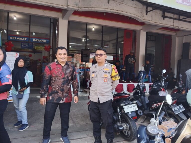Bhabinkamtibmas Polsek Ciawigebang Amankan Kegiatan Bazar HUT Toko Sehati Dua di Desa Ciputat