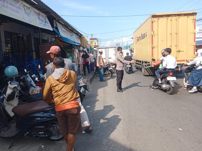 Bhabinkamtibmas Polsek Ciawigebang Jaga Kondusifitas Acara Bazar Ulang Tahun Toko Sehati Dua di Desa Ciputat