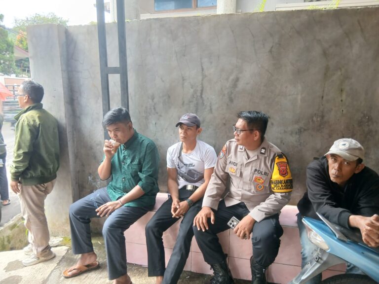 Bhabinkamtibmas Polsek Ciwaru Aiptu Andi Rosdiana Tingkatkan Silaturahmi dan Harkamtibmas Bersama Warga