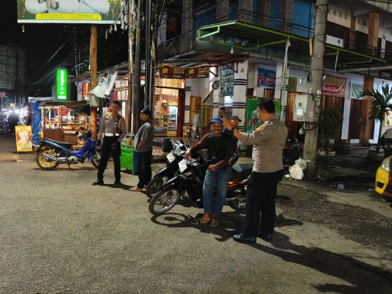 Kanit Lantas Polsek Ciawigebang Patroli KRYD Malam Hari, Sambangi Pangkalan Ojek Terminal Ciawigebang Pasca Idul Adha