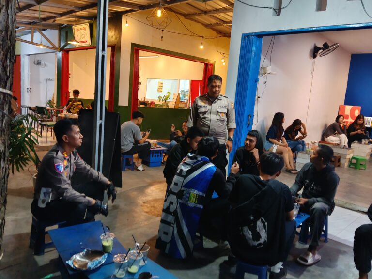 Patroli Malam Hari Kanit Lantas Polsek Ciawigebang Sambangi Remaja di Cafe Koka Pasca Idul Adha 1447 H