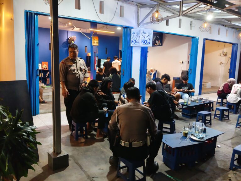 Kanit Lantas Polsek Ciawigebang Ajak Remaja di Cafe Koka Jaga Kamtibmas Pasca Idul Adha Saat Patroli KRYD Malam Hari