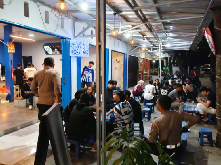 Kanit Lantas Polsek Ciawigebang Berikan Himbauan Kamtibmas kepada Remaja di Cafe Koka Pasca Idul Adha Saat Patroli KRYD Malam Hari