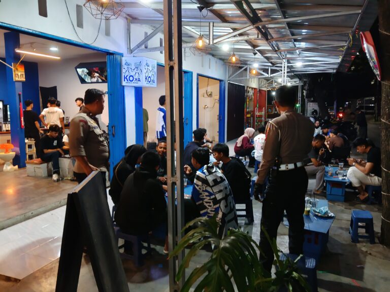 Kanit Lantas Polsek Ciawigebang Pimpin Patroli KRYD Malam Hari, Remaja di Cafe Koka Diajak Ciptakan Situasi Kondusif Pasca Idul Adha