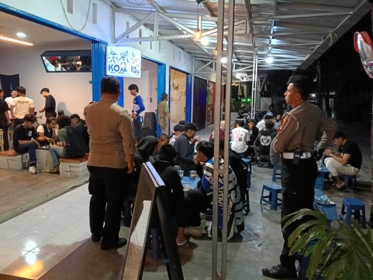 Kanit Lantas Polsek Ciawigebang Sambangi Remaja di Cafe Koka, Ajak Jaga Kamtibmas Pasca Idul Adha Saat Patroli KRYD Malam Hari
