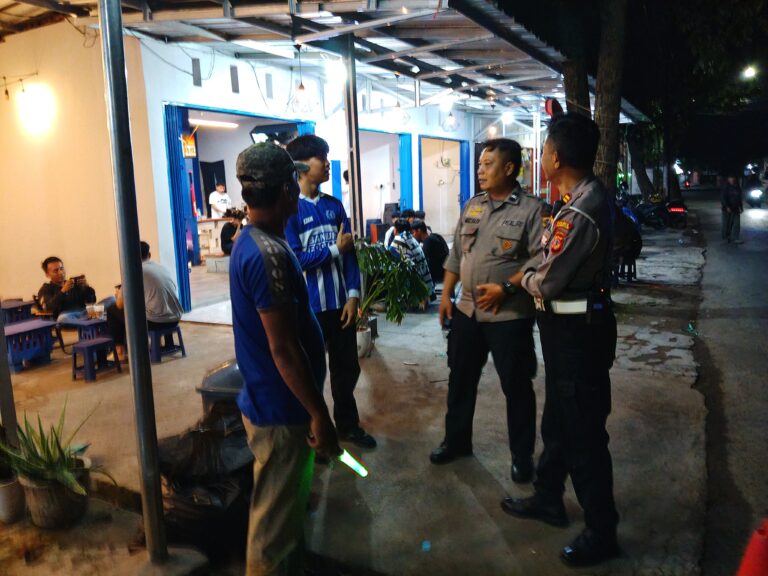 Sambangi Tempat Nongkrong Remaja di Cafe Koka Pasca Idul Adha, Kanit Lantas Polsek Ciawigebang Sampaikan Pesan Kamtibmas Saat Patroli KRYD Malam Hari