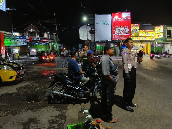 Kanit Lantas Polsek Ciawigebang Ajak Tukang Ojek Terminal Ciawigebang Jaga Kamtibmas Pasca Idul Adha Saat Patroli KRYD Malam Hari