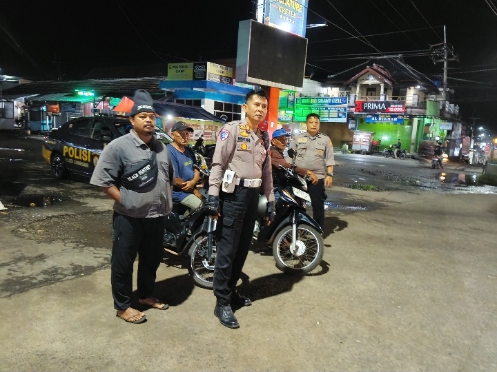 Patroli KRYD Malam Hari, Kanit Lantas Polsek Ciawigebang Sambangi Pangkalan Ojek Terminal Ciawigebang Pasca Idul Adha