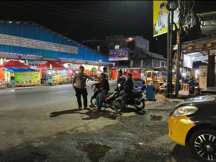 Kanit Lantas Polsek Ciawigebang Gelar Patroli KRYD Malam Hari di Pangkalan Ojek Terminal Ciawigebang Pasca Idul Adha