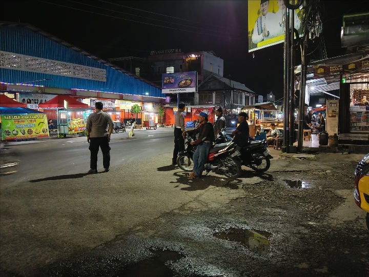 Patroli KRYD Malam Hari, Kanit Lantas Polsek Ciawigebang Sambangi Pangkalan Ojek dan Ajak Jaga Kamtibmas Pasca Idul Adha