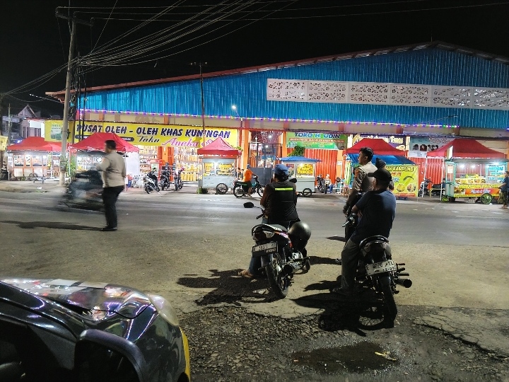 Sambangi Pangkalan Ojek, Kanit Lantas Polsek Ciawigebang Ajak Warga Bersama Jaga Keamanan Lingkungan Pasca Idul Adha Saat Patroli KRYD Malam Hari