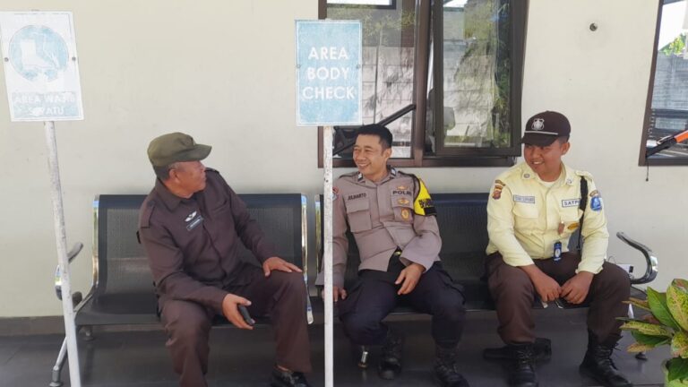 Bhabinkamtibmas Sidaraja Sambangi Satpam Gudang Wings, Sampaikan Imbauan Kamtibmas Jelang Long Weekend