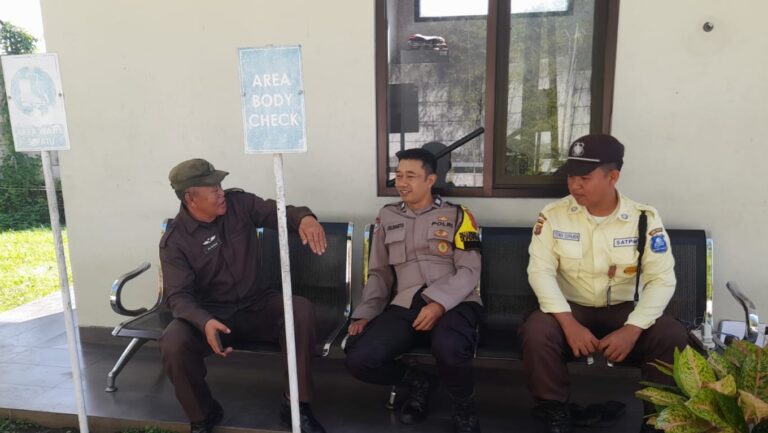Bhabinkamtibmas Sidaraja Berikan Imbauan Kamtibmas kepada Satpam Gudang Wings Jelang Long Weekend