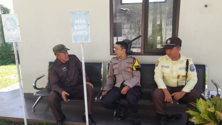 Bhabinkamtibmas Desa Sidaraja Polsek Ciawigebang Sambangi Satpam Gudang Wings, Antisipasi Gangguan Kamtibmas Jelang Long Weekend