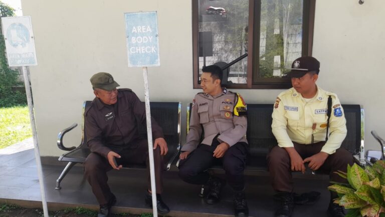 Sambang Satpam Gudang Wings, Bhabinkamtibmas Desa Sidaraja Polsek Ciawigebang Ajak Tingkatkan Kewaspadaan Jelang Long Weekend