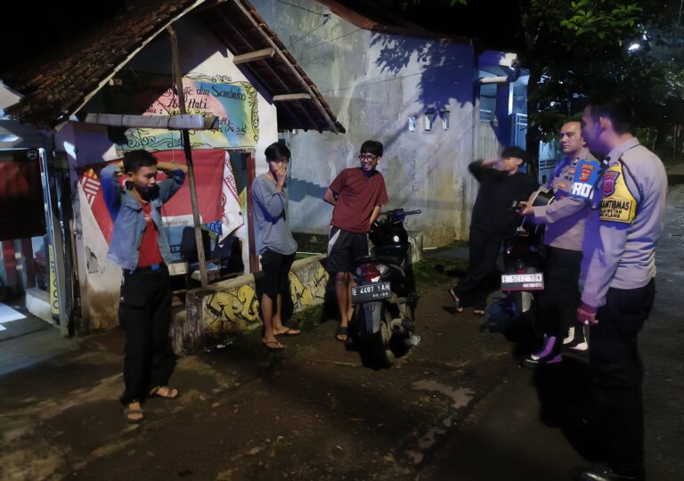 Polsek Pancalang Intensifkan Patroli KRYD dan Dialogis di Jalan Desa Patalagan, Sampaikan Himbauan Kamtibmas serta Antisipasi Gangguan C3 Demi Menjaga Situasi Tetap Kondusif