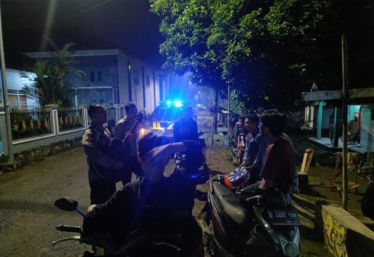 Unit Patroli Polsek Pancalang Intensifkan Patroli KRYD di Jalan Desa Patalagan, Sampaikan Himbauan Kamtibmas serta Antisipasi Gangguan C3 Demi Menjaga Situasi Tetap Kondusif