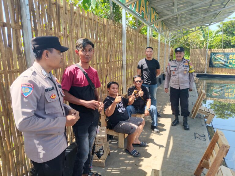 Anggota Polsek Pancalang Laksanakan Patroli KRYD dan Dialogis di Area Pemancingan Ikan Mas Kamuning Desa Sarewu, Sampaikan Himbauan Kamtibmas serta Antisipasi Gangguan C3 Demi Menjaga Kondusifitas Wilayah