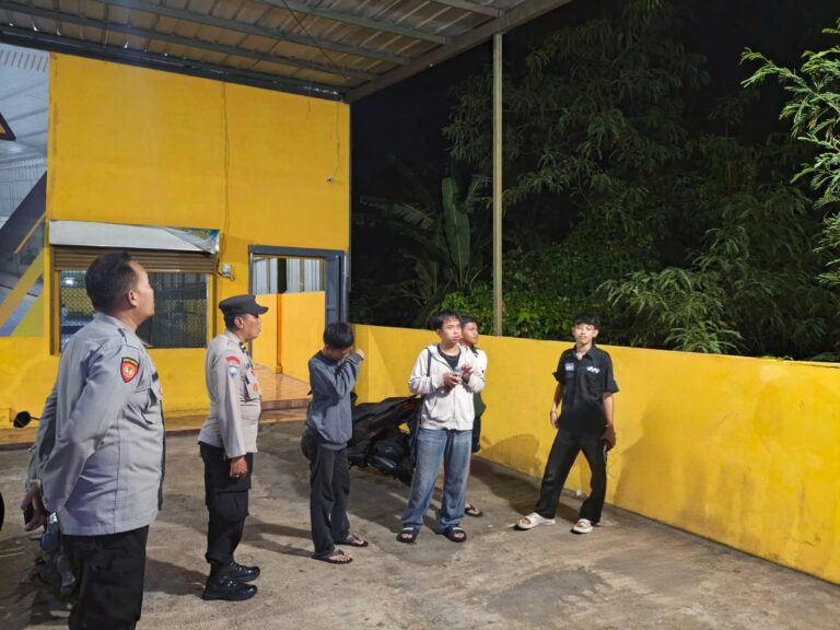 Demi Menjaga Situasi Tetap Aman dan Kondusif, Patroli KRYD Strong Point dan Sambang Warga Polsek Pancalang di Desa Kahiyangan