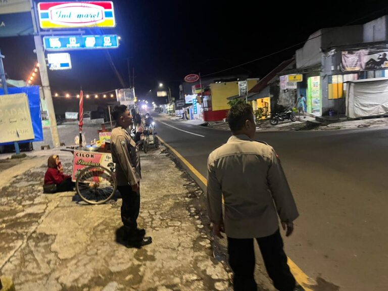 Kelancaran Lalu Lintas Terjaga, Jajaran Polsek Mandirancan Sukses Gelar Blue Light Siaga Malam