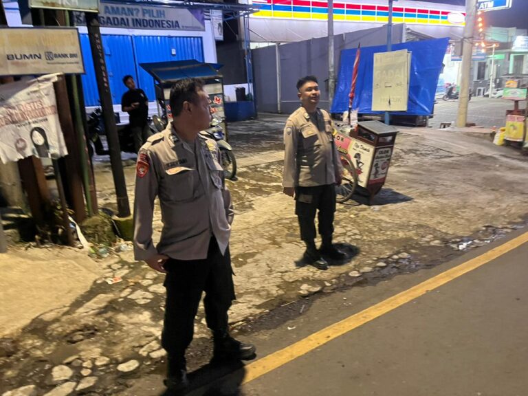 Analisis Titik Sumat Arus Jalan Protokol, Regu Patroli Polsek Mandirancan Sukses Kendalikan Kelancaran Simpang Tiga