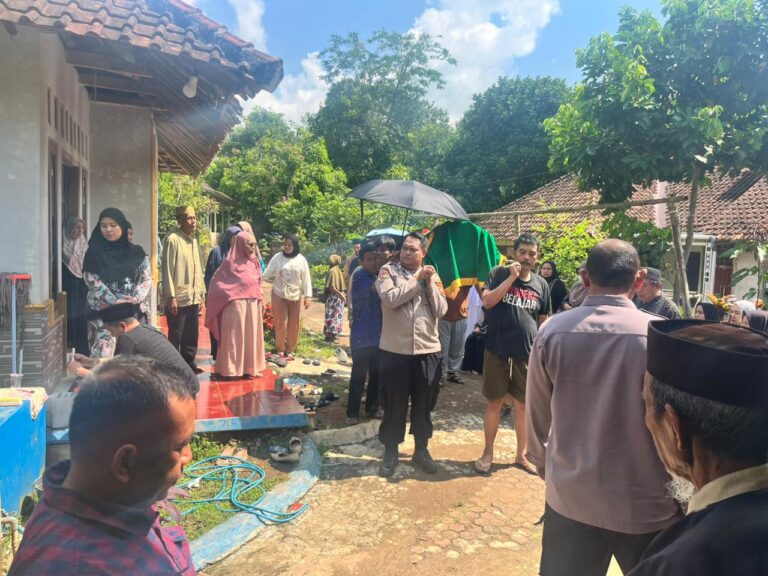 Bhabinkamtibmas Aipda Imam Agus Faisal Bersama Anggota Laksanakan Takziah dan Sampaikan Belasungkawa atas Wafatnya Perangkat Desa Tenjolayar Ahmadi Bin Karsad