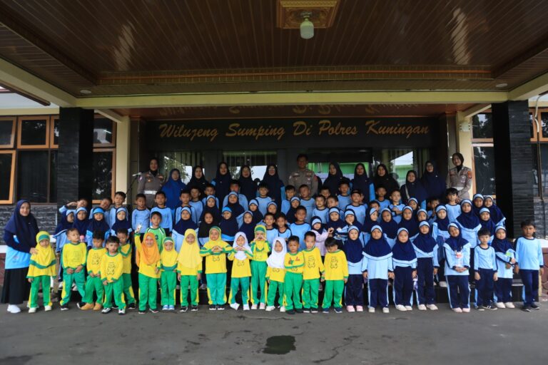 Tanamkan Disiplin Sejak Dini, Satlantas Polres Kuningan Sambut Ceria Siswa Paud dan RA Al-Istiqomah