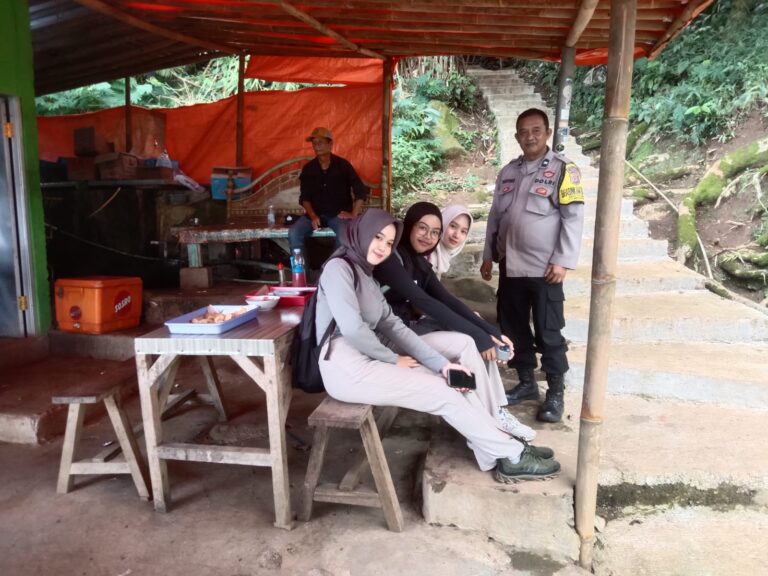 Bhabinkamtibmas Desa Pajambon Sambangi Warga dan Pengunjung Objek Wisata Lembah Cilengkrang Guna untuk Deteksi Dini dan Cegah Kejahatan