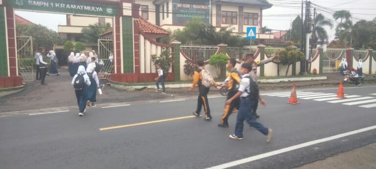 Maksimalkan Pelayanan Pagi Piket Polsek Kramatmulya Laksanakan PH Pagi Pertebal Personel demi Kelancaran Arus Lalu Lintas di Depan SMPN 1 Kramatmulya dan Simpang Tiga Desa Cilowa