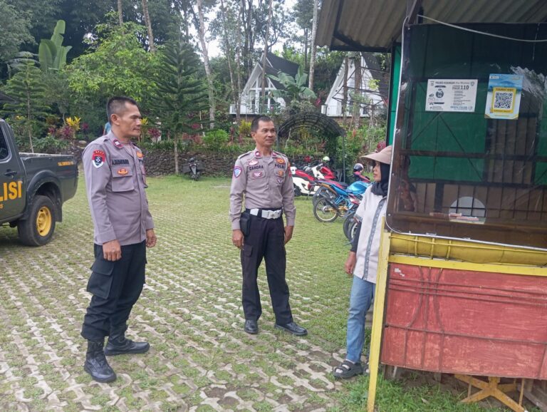 Patroli Humanis Polsek Cilimus Sambangi Pengunjung Algifary Valley