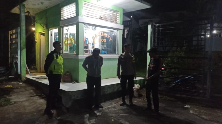 Guna mengantisipasi gangguan keamanan dan ketertiban masyarakat (kamtibmas), jajaran Kepolisian Sektor (Polsek) Ciniru gencar melaksanakan kegiatan patroli dialogis di wilayah hukumnya