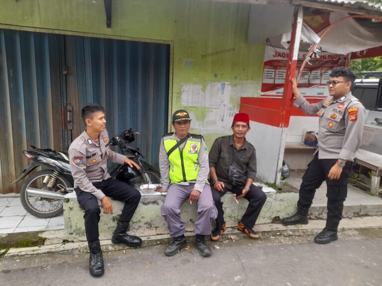 Jajaran Polsek Ciniru kembali mengintensifkan giat patroli dan dialogis di wilayah hukumnya, dengan menyasar Desa Rambatan, Kecamatan Ciniru