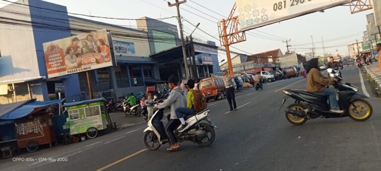 Polisi Hadir di Pasar Cilimus, Jaga Kelancaran Aktivitas Masyarakat Sejak Pagi Hari