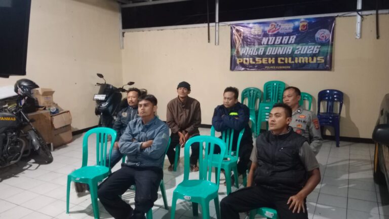 Kebersamaan Dini Hari, Polsek Cilimus dan Warga Saksikan Laga Prancis Kontra Senegal
