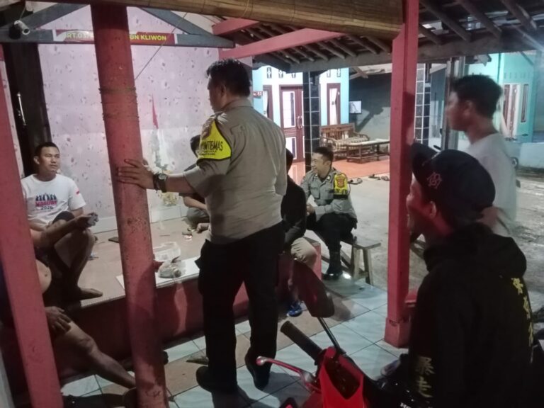 Sambang Pos Kamling di Dusun Kliwon Desa Geresik Saat Patroli KRYD Malam Hari, Bhabinkamtibmas Polsek Ciawigebang Ingatkan Pentingnya Menjaga Keamanan Lingkungan