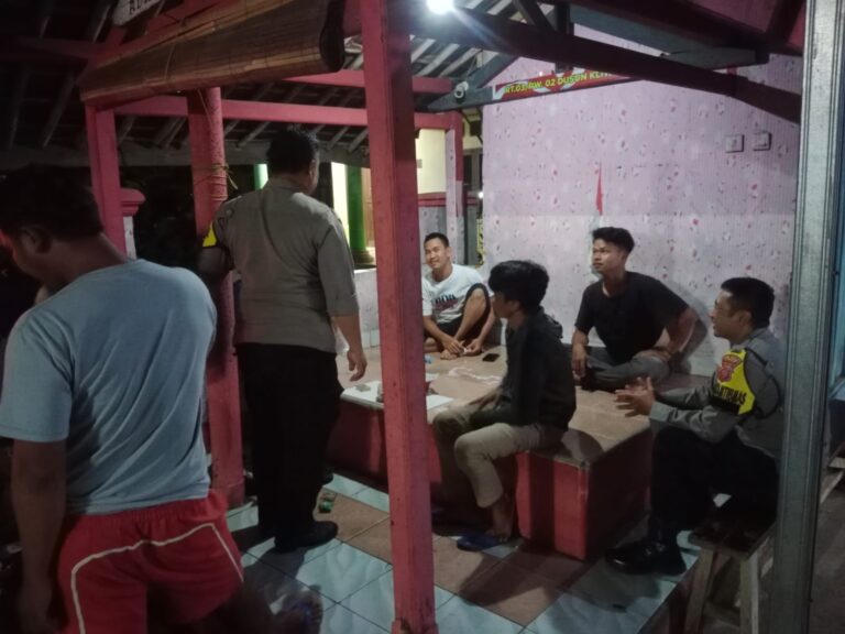 Patroli KRYD Malam Hari, Bhabinkamtibmas Polsek Ciawigebang Sambangi Warga Jaga Pos Kamling di Dusun Kliwon Desa Geresik