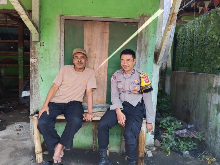 Bhabinkamtibmas Desa Sidaraja Intensifkan Sambang Warga di Dusun Wage, Sampaikan Himbauan Kamtibmas Saat Long Weekend
