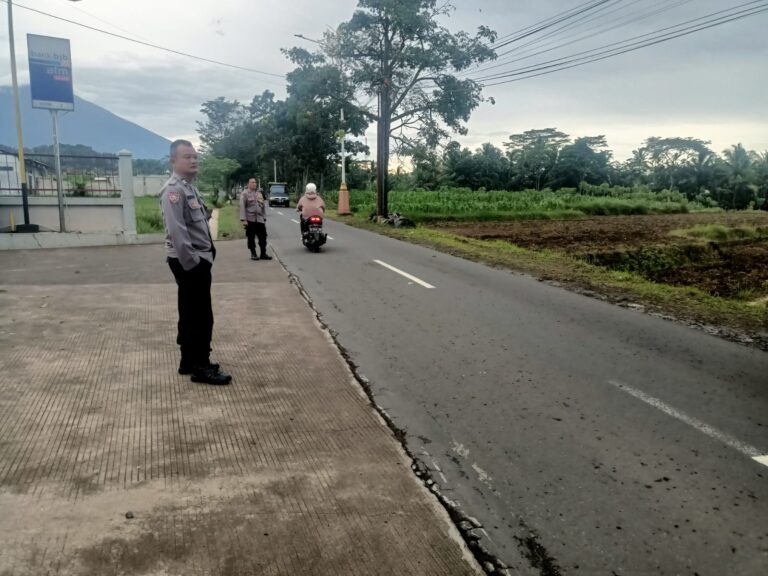 Patroli KRYD Siang Hari, Bhabinkamtibmas Polsek Ciawigebang Jaga Kondusivitas Kamtibmas Selama Long Weekend di Wilayah Kecamatan Cipicung